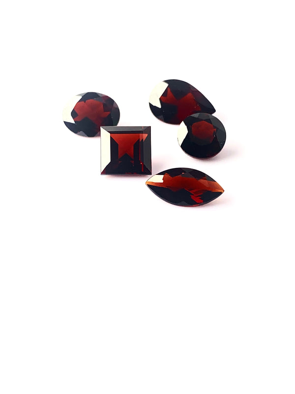 Calibrated garnets in a standard quality for classic garnet jewellery.