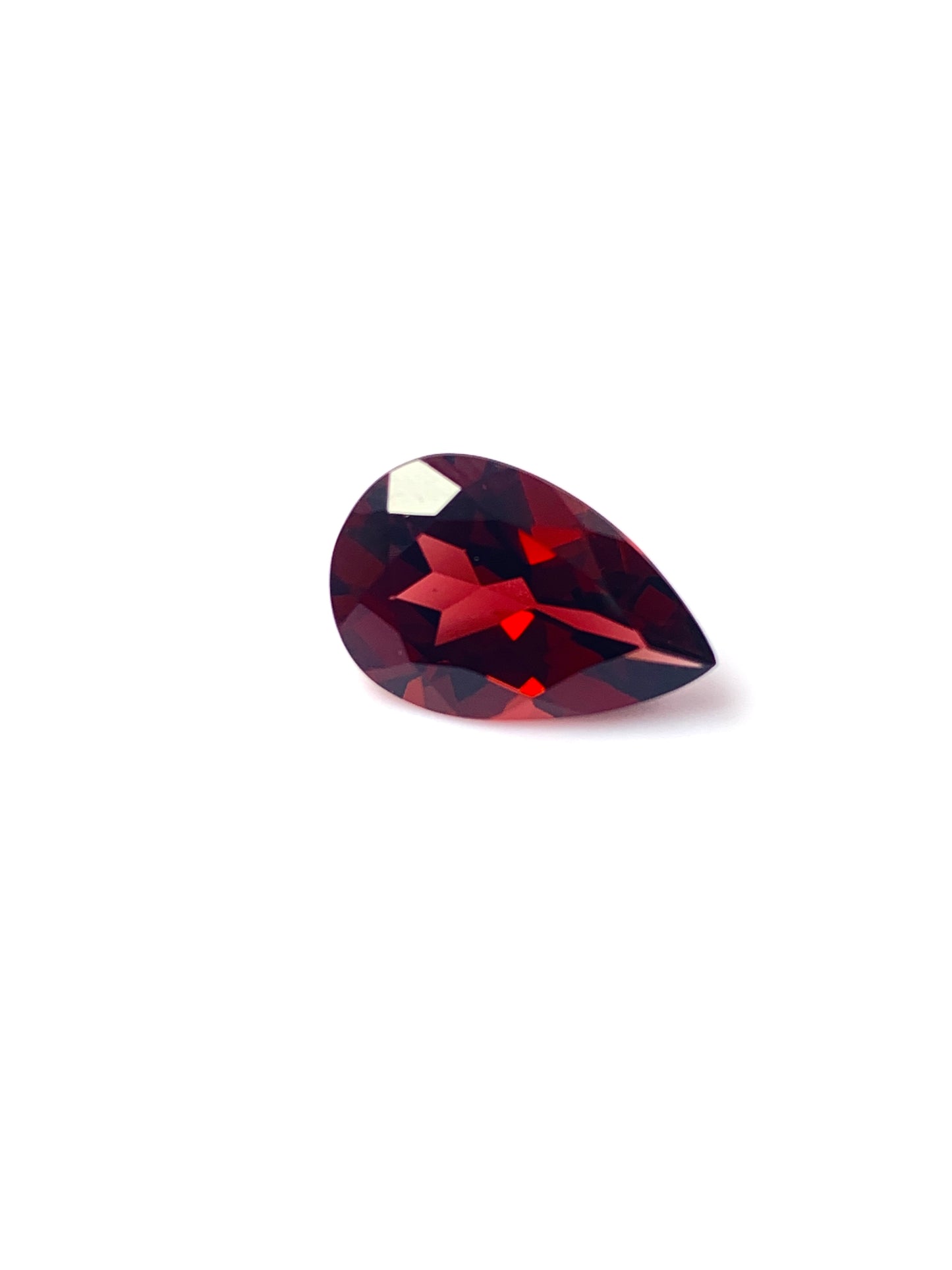 Garnet fac. bright red, hI quality, pearshape