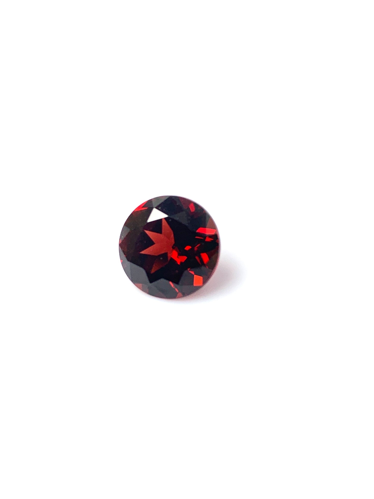 Garnet facetted, bright red color, quality hI, round