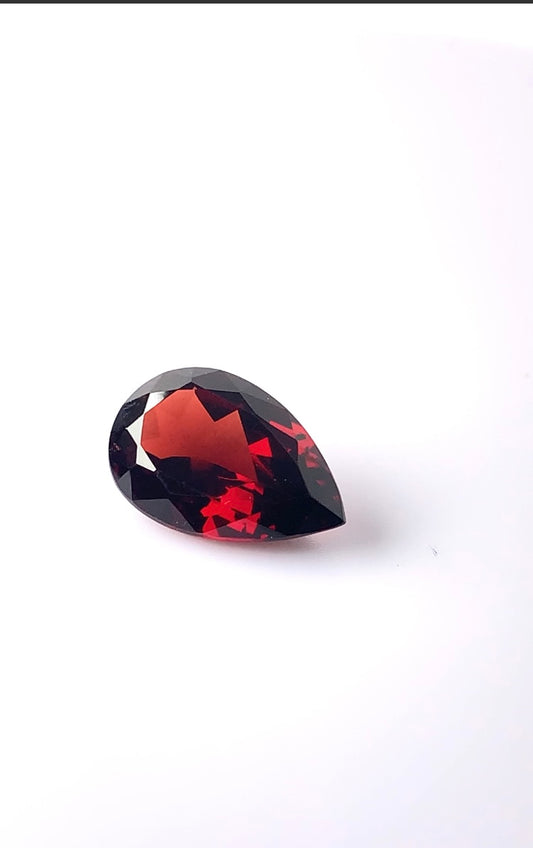 Garnet facetted bright red colour, hIa quality, 15x10 PS