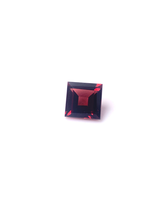 Garnet fac. bright red, hI quality, square